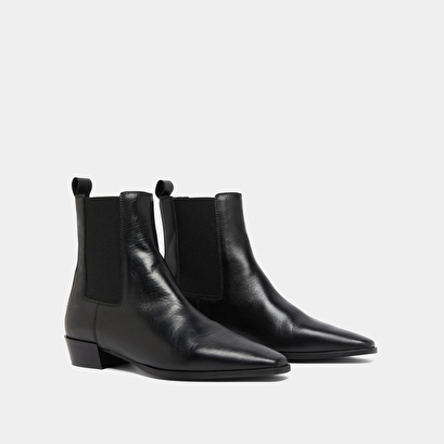 Boots with slight beveled heels and pointed toes in black leather | papaye