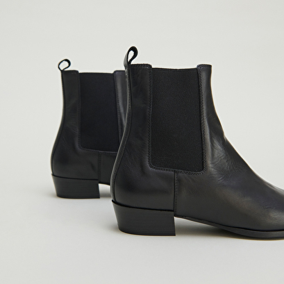 Boots with slight beveled heels and pointed toes in black leather | papaye