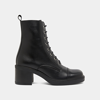 Bottines &agrave; lacets et &eacute;lastiques arri&egrave;res... in black leather | paname