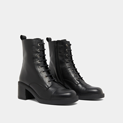 Bottines &agrave; lacets et &eacute;lastiques arri&egrave;res... in black leather | paname