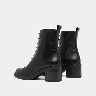 Bottines &agrave; lacets et &eacute;lastiques arri&egrave;res... in black leather | paname