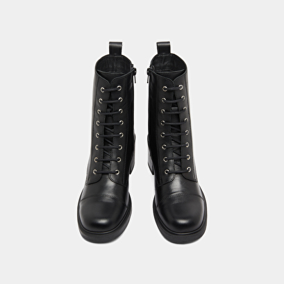 Bottines &agrave; lacets et &eacute;lastiques arri&egrave;res... in black leather | paname