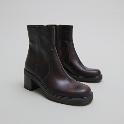 Boots &agrave; talons in brown patinated leather | panda
