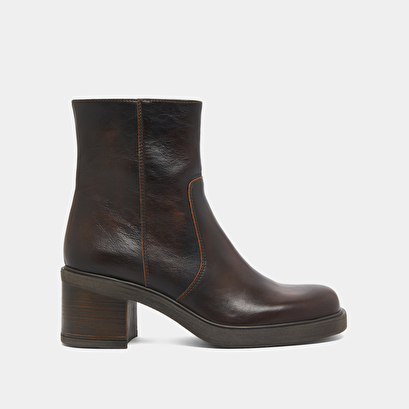 Boots &agrave; talons in brown patinated leather | panda