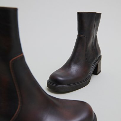 Boots &agrave; talons in brown patinated leather | panda