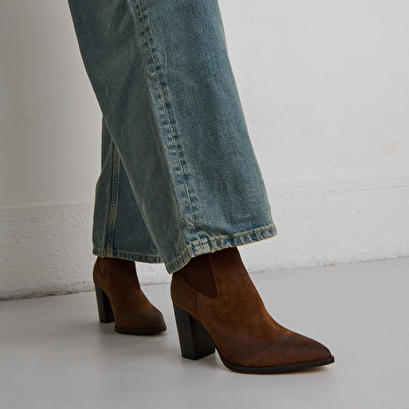 Bottines à talons et élastiques cognac