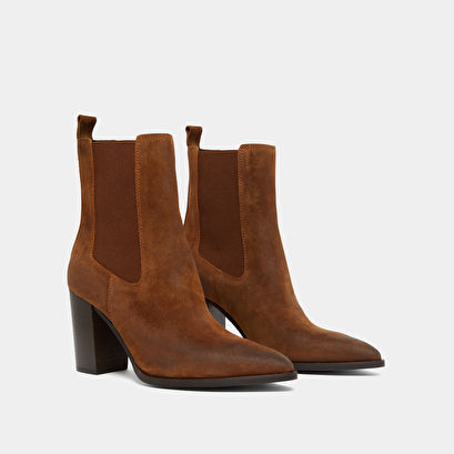 Bottines à talons et élastiques cognac