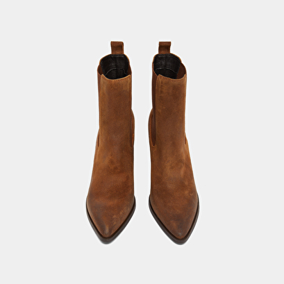 Bottines à talons et élastiques cognac