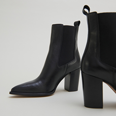 Bottines &agrave; talons et &eacute;lastiques in black leather | pepita