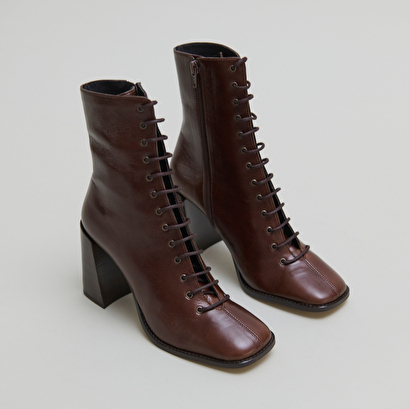 Bottines &agrave; talons lac&eacute;es in brown distressed leather | vandelle