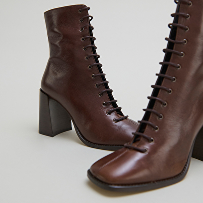 Bottines &agrave; talons lac&eacute;es in brown distressed leather | vandelle