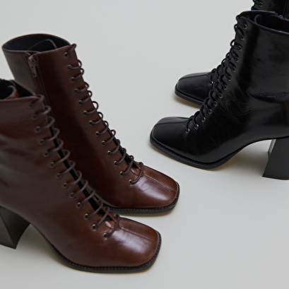 Bottines &agrave; talons lac&eacute;es in brown distressed leather | vandelle