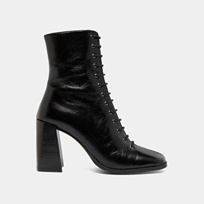 Bottines &agrave; talons lac&eacute;es in black distressed leather | vandelle