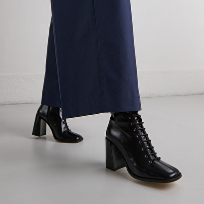 Bottines &agrave; talons lac&eacute;es in black distressed leather | vandelle