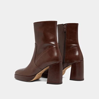 Heeled ankle boots with square toes en cuir marron fonc&eacute; | vesna