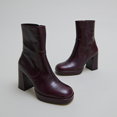 Heeled ankle boots with square toes in burgundy leather | vesna