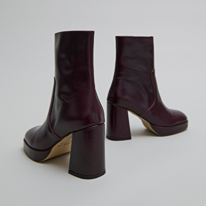 Heeled ankle boots with square toes in burgundy leather | vesna