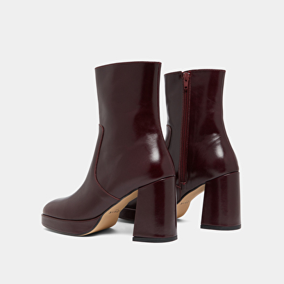 Heeled ankle boots with square toes in burgundy leather | vesna