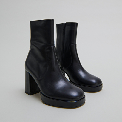Heeled ankle boots with square toes in black leather | vesna