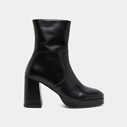 Heeled ankle boots with square toes in black leather | vesna