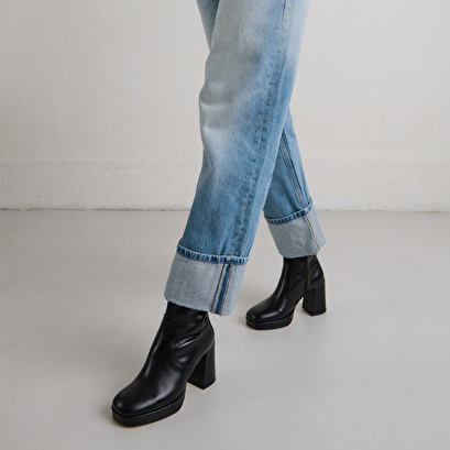Heeled ankle boots with square toes in black leather | vesna