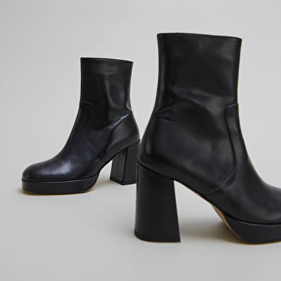 Heeled ankle boots with square toes in black leather | vesna