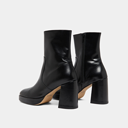 Heeled ankle boots with square toes in black leather | vesna