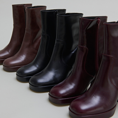 Heeled ankle boots with square toes in black leather | vesna