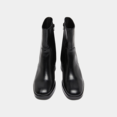 Heeled ankle boots with square toes in black leather | vesna