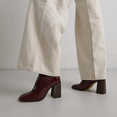 Heeled ankle boots with square toes in chocolate shiny leather | vidal