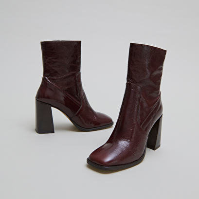 Heeled ankle boots with square toes in chocolate shiny leather | vidal