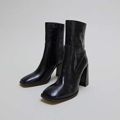 Heeled ankle boots with square toes in black shiny leather | vidal