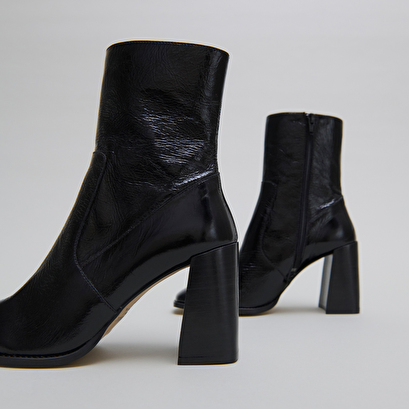 Heeled ankle boots with square toes in black shiny leather | vidal