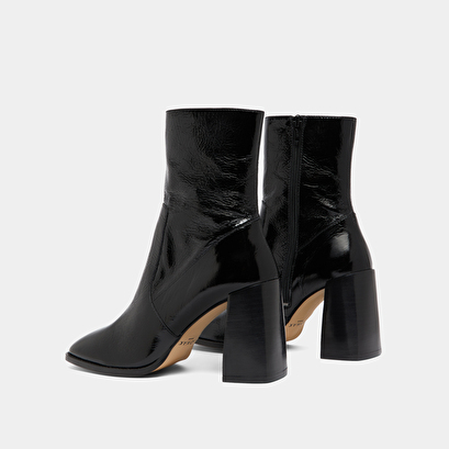 Heeled ankle boots with square toes in black shiny leather | vidal