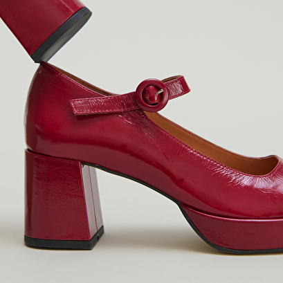 Babies with heels and unique straps in red carmine shiny leather | vuelo