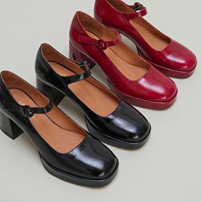 Babies with heels and unique straps in red carmine shiny leather | vuelo