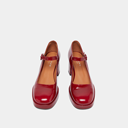 Babies with heels and unique straps in red carmine shiny leather | vuelo