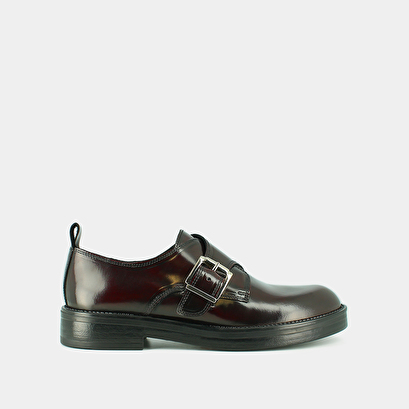 Derbies &agrave; boucles ajustables in burgundy patinated leather | archibald