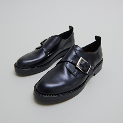 Derbies &agrave; boucles ajustables in black glazed leather | archibald