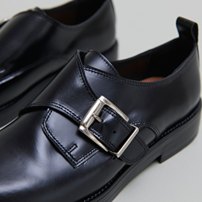 Derbies &agrave; boucles ajustables in black glazed leather | archibald