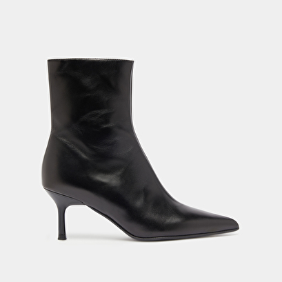 Pointed-toe ankle boots in black leather | diem