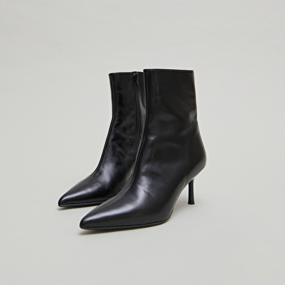 Pointed-toe ankle boots in black leather | diem