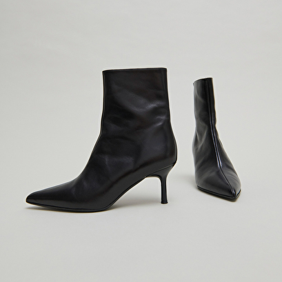 Pointed-toe ankle boots in black leather | diem