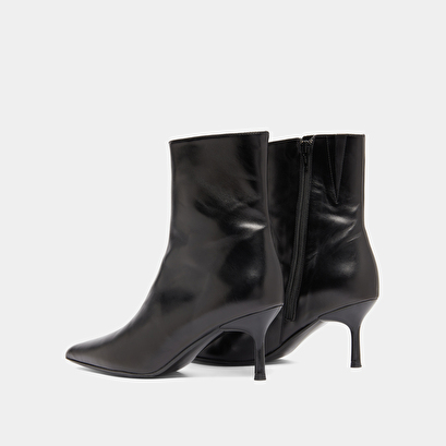 Pointed-toe ankle boots in black leather | diem