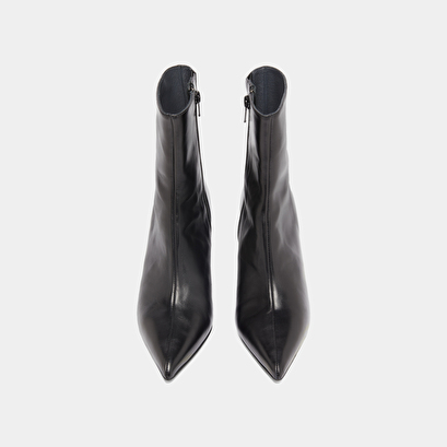 Pointed-toe ankle boots in black leather | diem