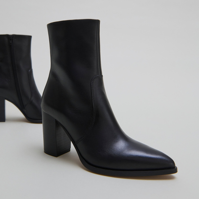 Bottines &agrave; talons in black leather | perle