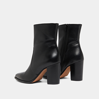 Bottines &agrave; talons in black leather | perle