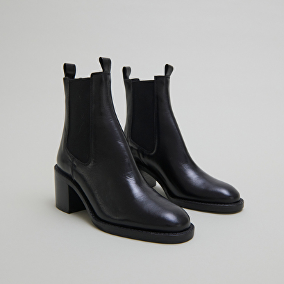 Bottines &agrave; talons et &eacute;lastiques in black leather | bertille