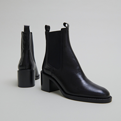 Bottines &agrave; talons et &eacute;lastiques in black leather | bertille