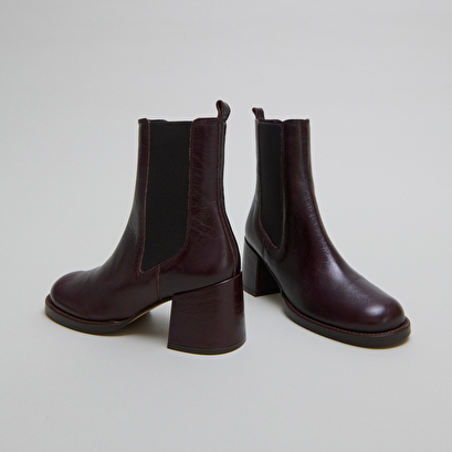 Heeled ankle boots with elastics dark brown